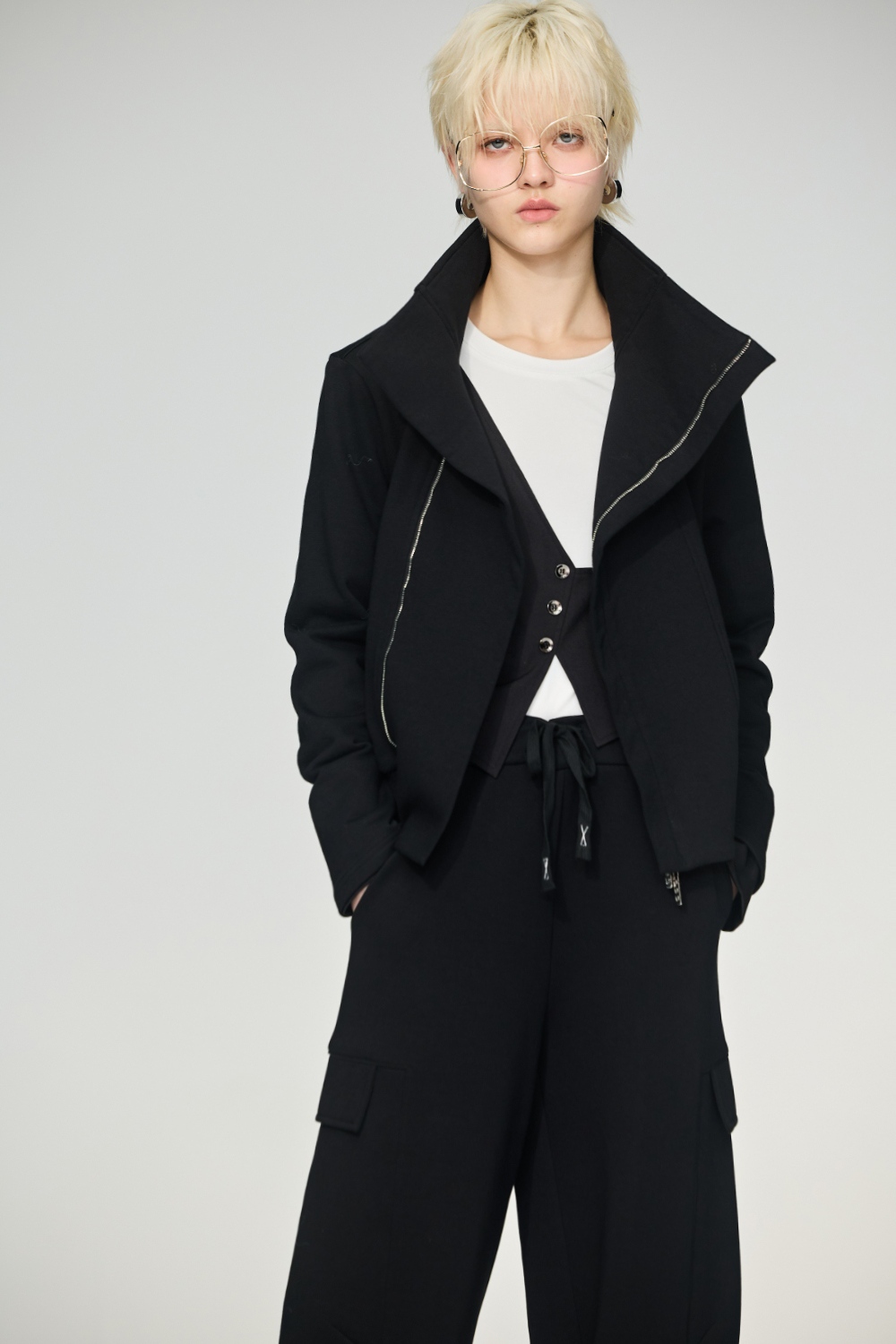 神秘黑調帥氣立領短版外套 - 神祕純黑, 36 1218 • Quiet Red|⭐主題穿搭推薦⭐|➤中性帥氣系列|❤️週週新品 | New|▶十二月份◀ 25AW|外衣 | Outwears|夾克 • 短外套