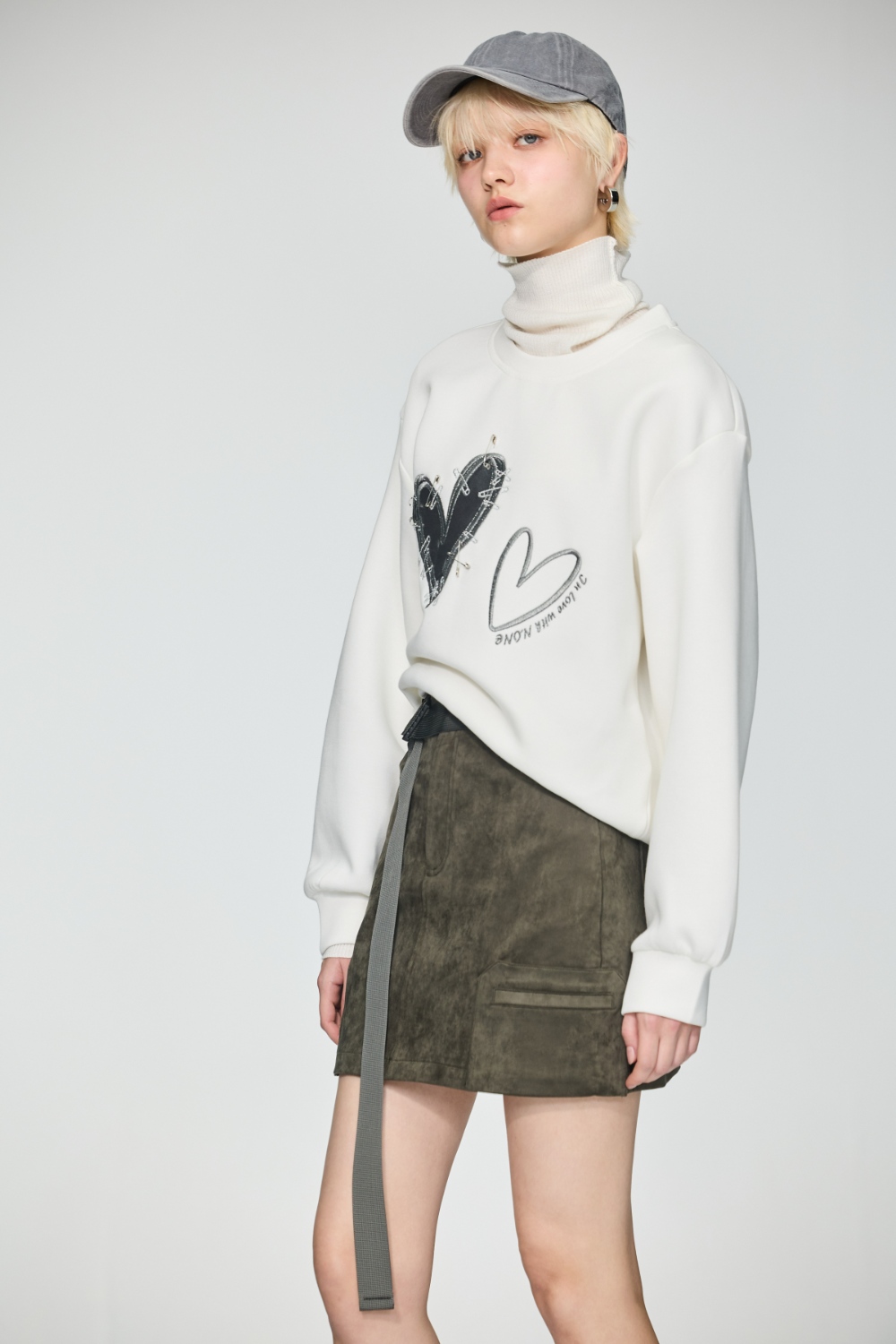 冬日純白愛心別針造型長袖上衣 - 無瑕純白, 36 ❤️週週新品 | New|▶十二月份◀ 25AW|1225 • Still Green|上著 | Tops|五、七分袖 • 長袖上衣