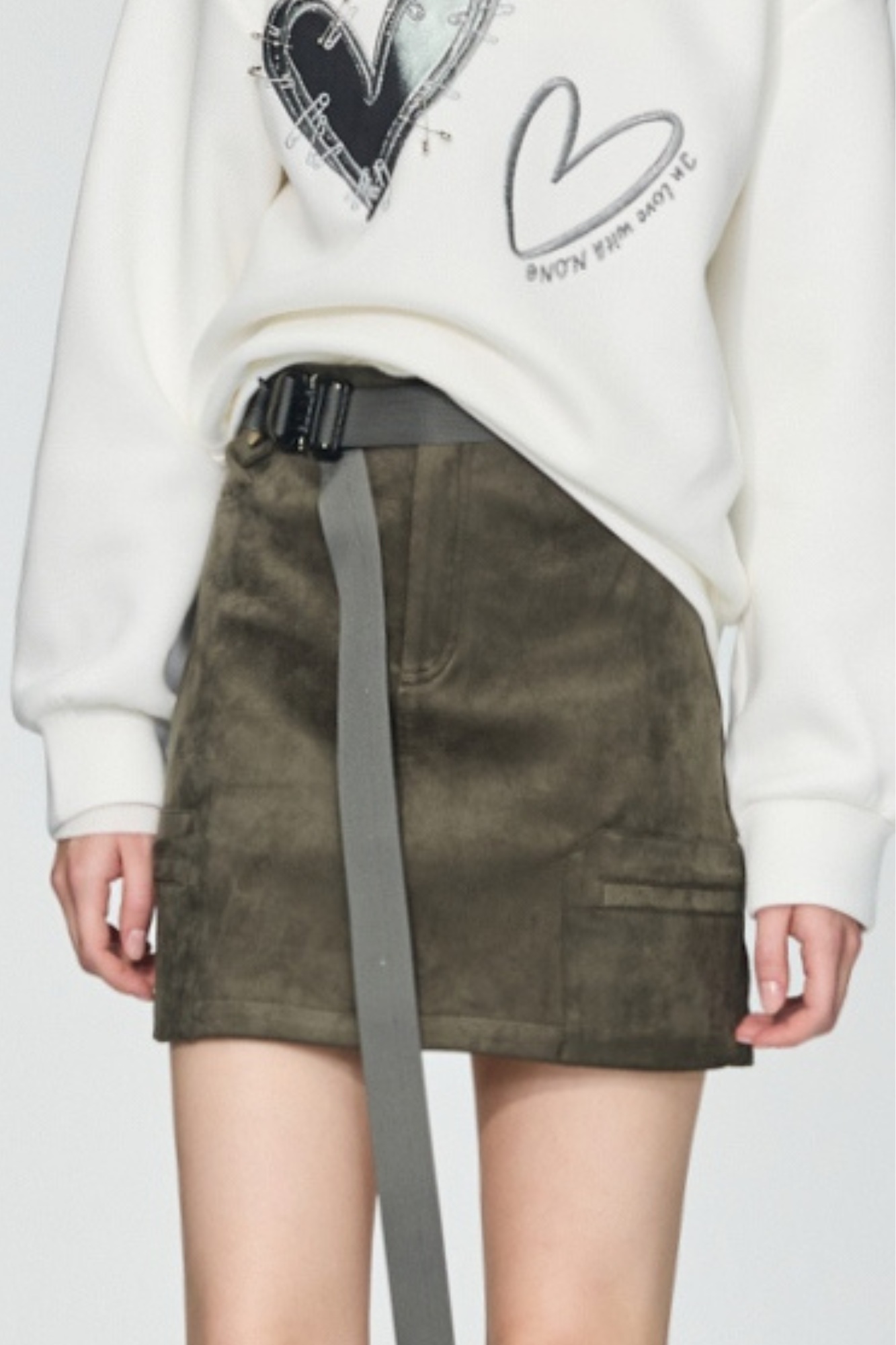 冬林沉靜素面麂皮短裙 ⭐主題穿搭推薦⭐|➤大女主穿搭系列|❤️週週新品 | New|▶十二月份◀ 25AW|1225 • Still Green|下著 | Bottoms|短褲 • 褲裙|長裙 • 短裙