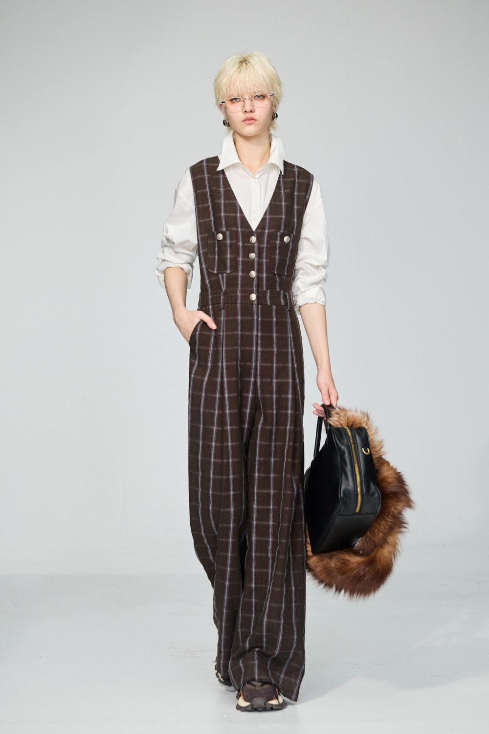 冷杉墨綠復古v領連身長褲 - 夢幻灰綠, 36 ⭐主題穿搭推薦⭐|➤中性帥氣系列|❤️週週新品 | New|▶十二月份◀ 25AW|1225 • Still Green|連身 | Jumpsuits