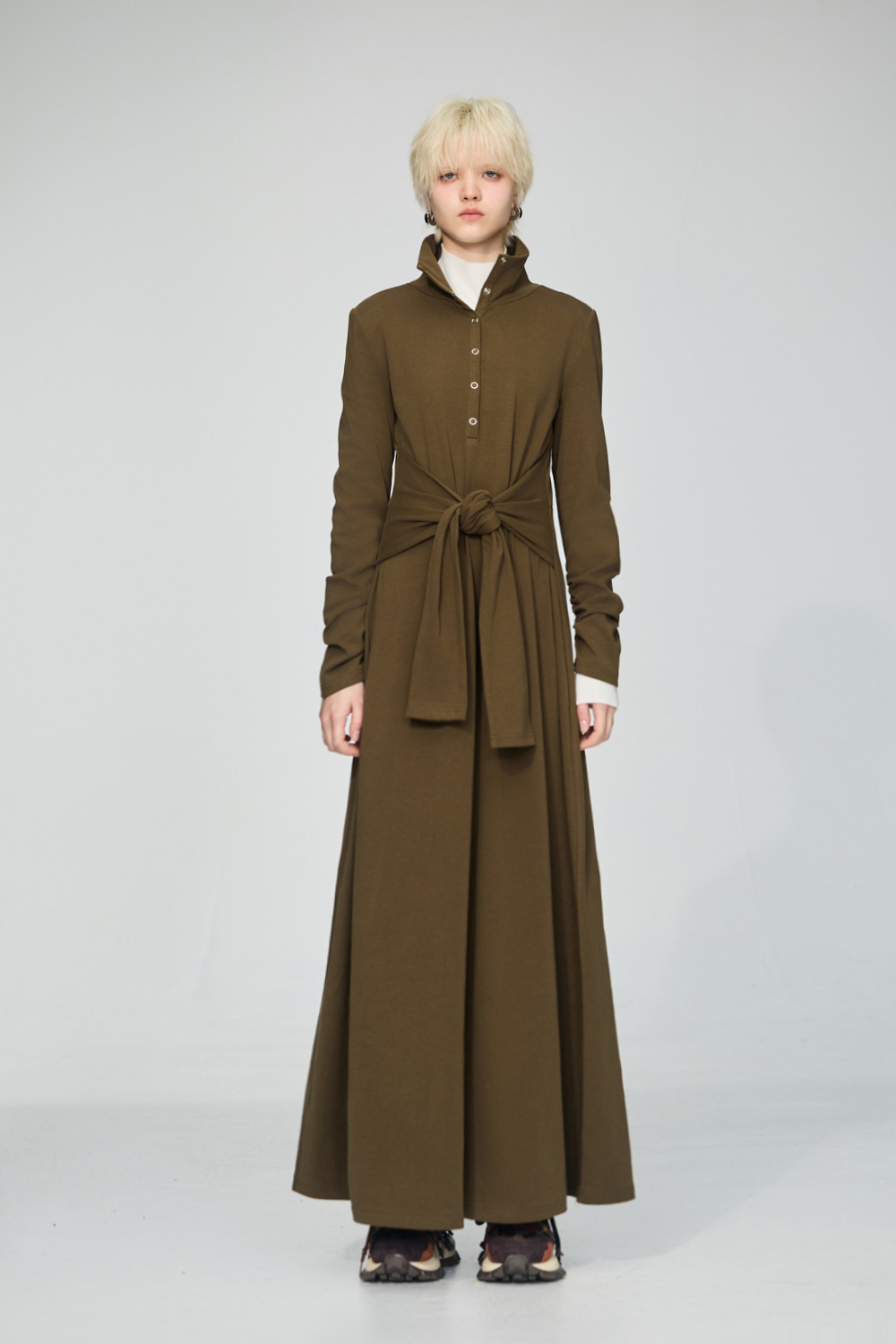 深林靜色立領腰綁帶長洋裝 - 霧柔墨綠, 36 ⭐主題穿搭推薦⭐|➤大女主穿搭系列|❤️週週新品 | New|▶十二月份◀ 25AW|1225 • Still Green|洋裝 | Dresses|長洋裝