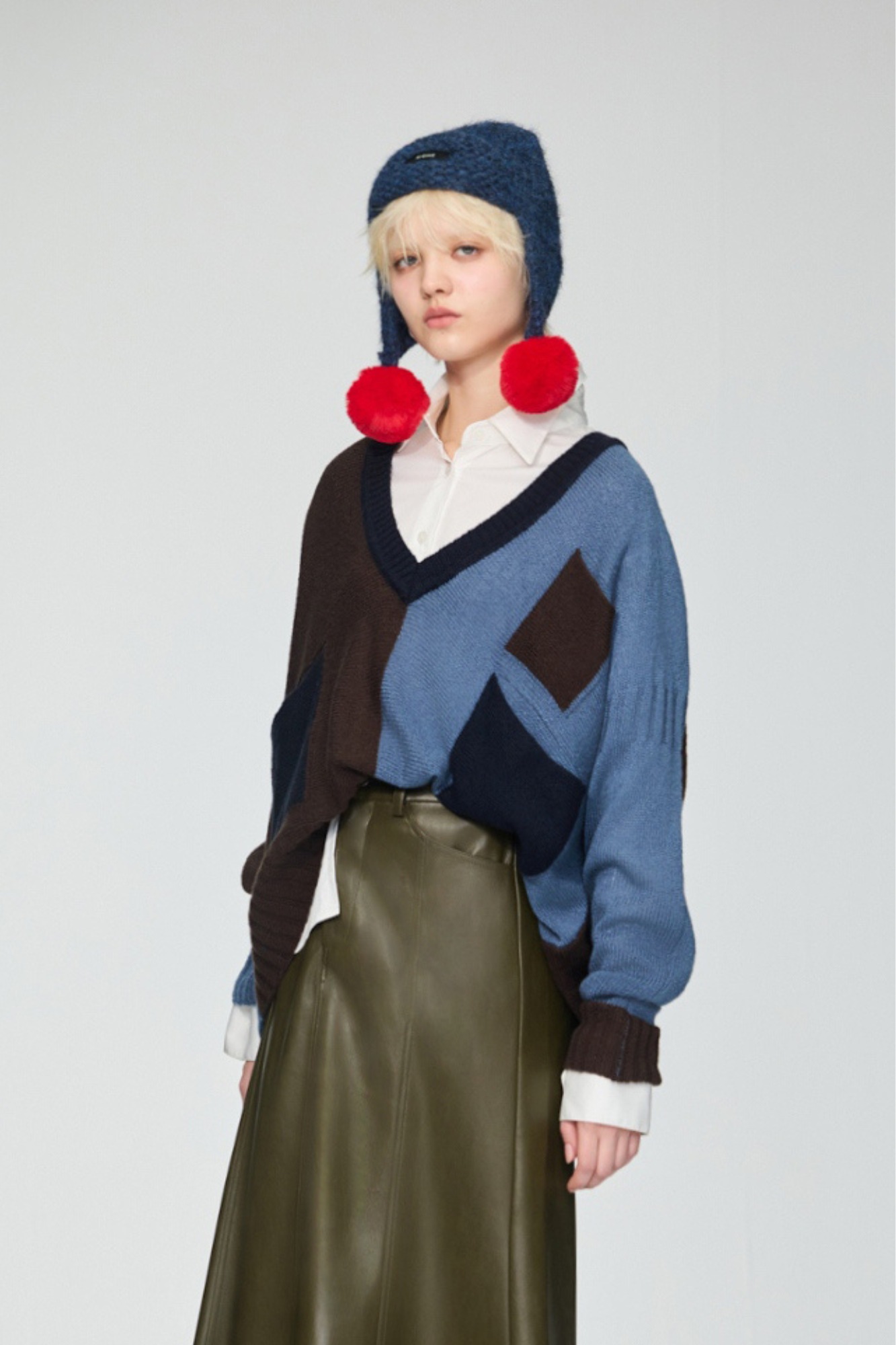 霧藍森綠雙色V領毛織上衣 - 寧靜黛藍, 36 ❤️週週新品 | New|▶十二月份◀ 25AW|1225 • Still Green|上著 | Tops|五、七分袖 • 長袖上衣|針織 • 毛衣