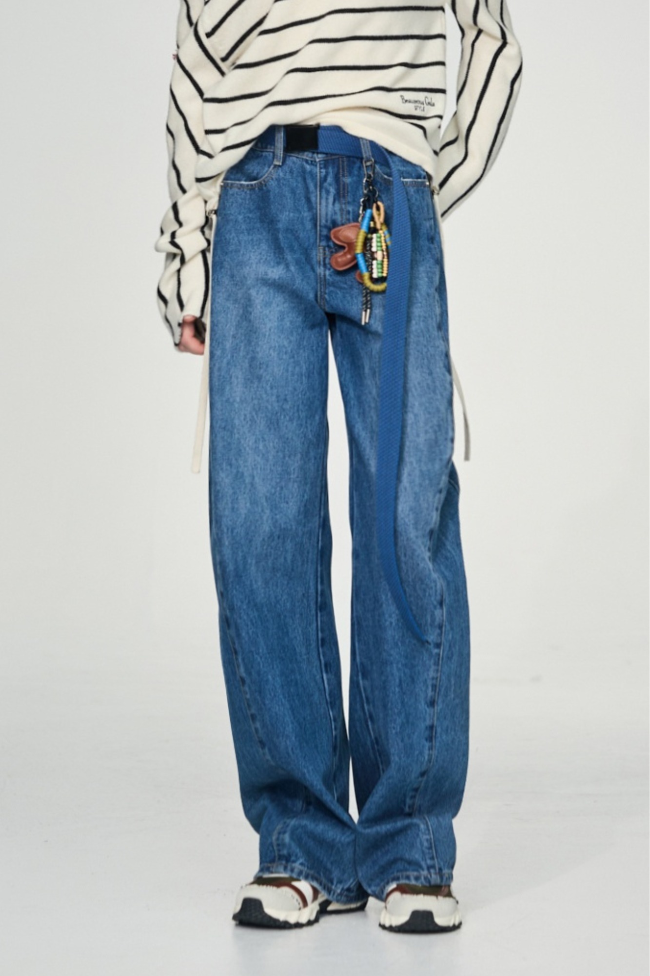 藍日續暖牛仔剪接彎刀褲 - 寧靜黛藍, 36 ❤️週週新品 | New|▶一月份◀ 25AW|0108 • Soft Silence|下著 | Bottoms|長褲 • 寬褲|牛仔丹寧