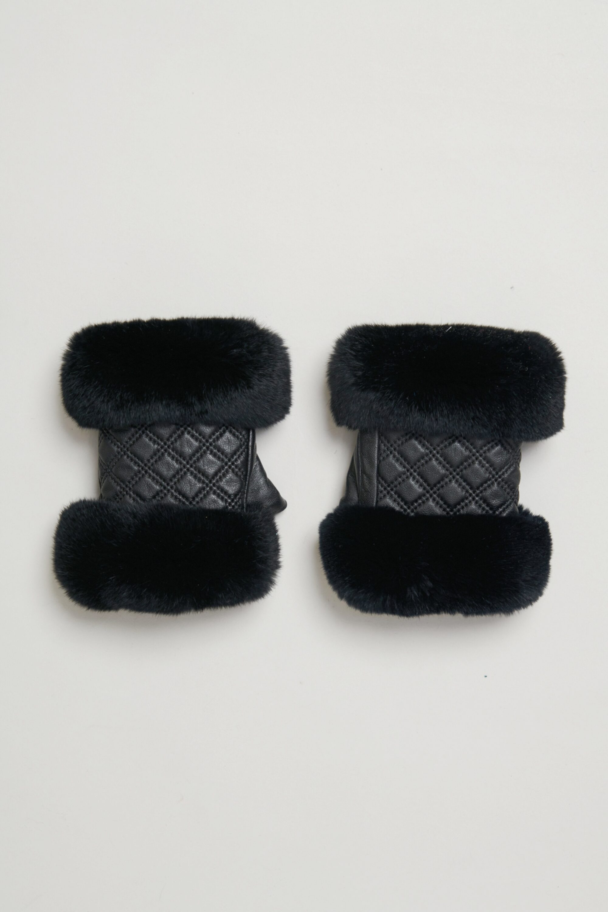 絨毛毛邊菱格纹手套 - 神祕純黑, F ❤️週週新品 | New|▶一月份◀ 25AW|0108 • Soft Silence