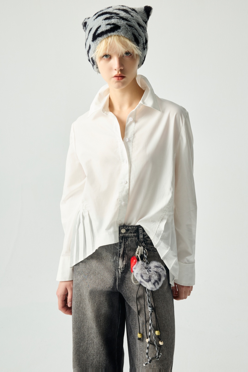 北境霧白下擺壓褶襯衫 - 無瑕純白, 36 0115 • Still in Blue|⭐主題穿搭推薦⭐|➤中性帥氣系列|❤️週週新品 | New|▶一月份◀ 25AW|上著 | Tops|五、七分袖 • 長袖上衣|襯衫