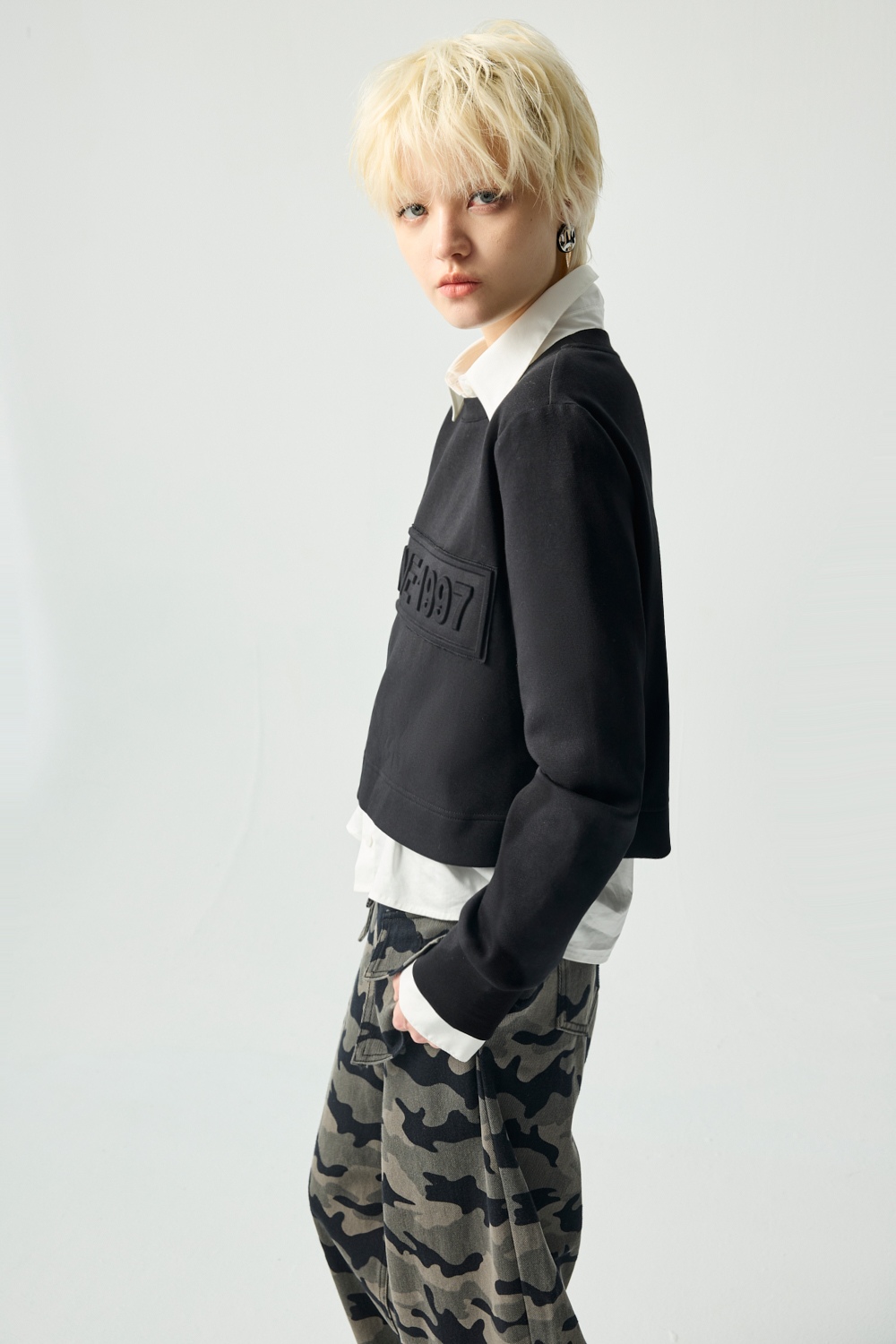 冷夜曜黑LOGO印花圓領上衣 - 啞光黑, 36 0115 • Still in Blue|⭐主題穿搭推薦⭐|➤中性帥氣系列|❤️週週新品 | New|▶一月份◀ 25AW|上著 | Tops|五、七分袖 • 長袖上衣