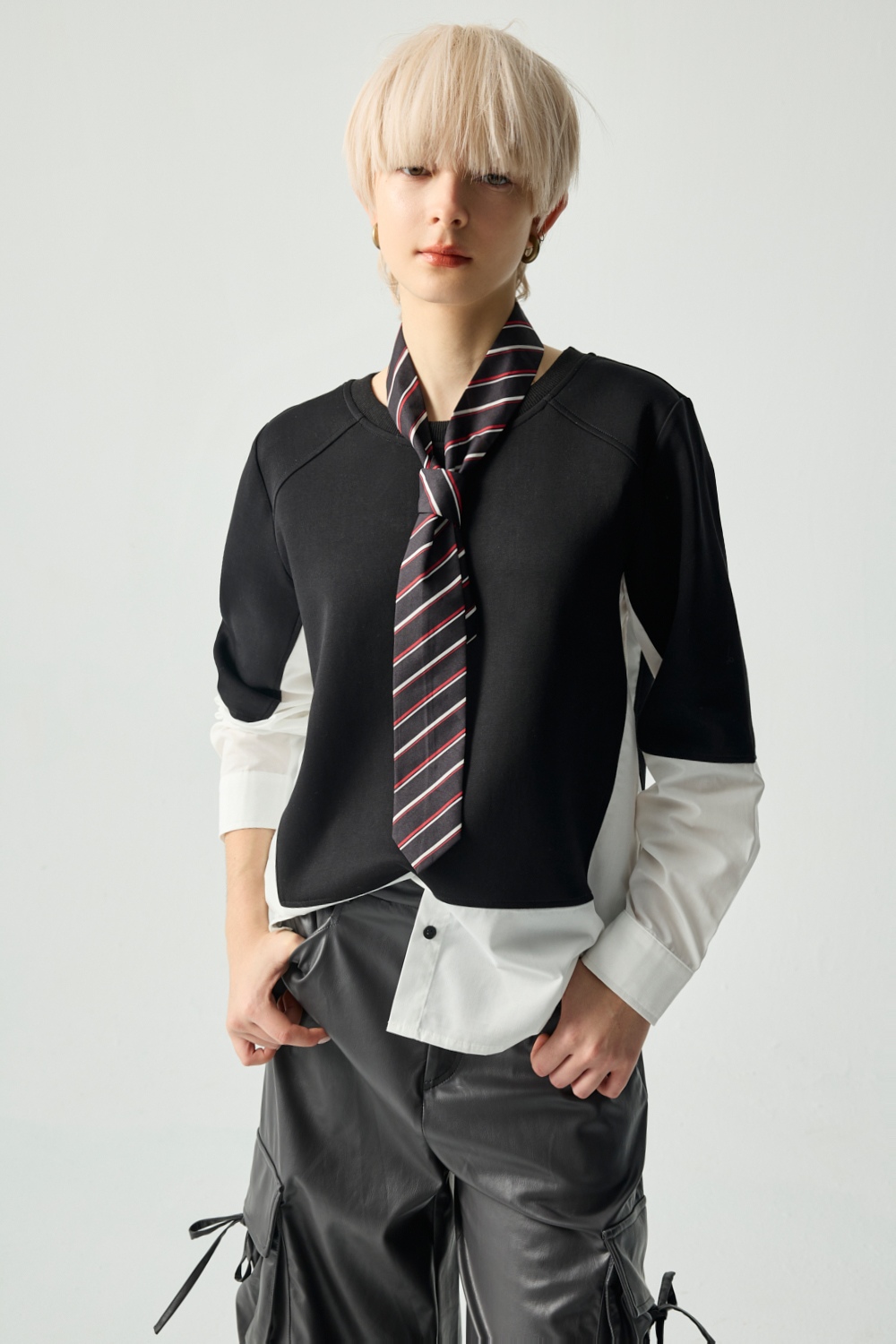 潛潮墨黑異材質剪接造型上衣 - 亮光黑, 36 0115 • Still in Blue|⭐主題穿搭推薦⭐|➤中性帥氣系列|❤️週週新品 | New|▶一月份◀ 25AW|上著 | Tops|五、七分袖 • 長袖上衣