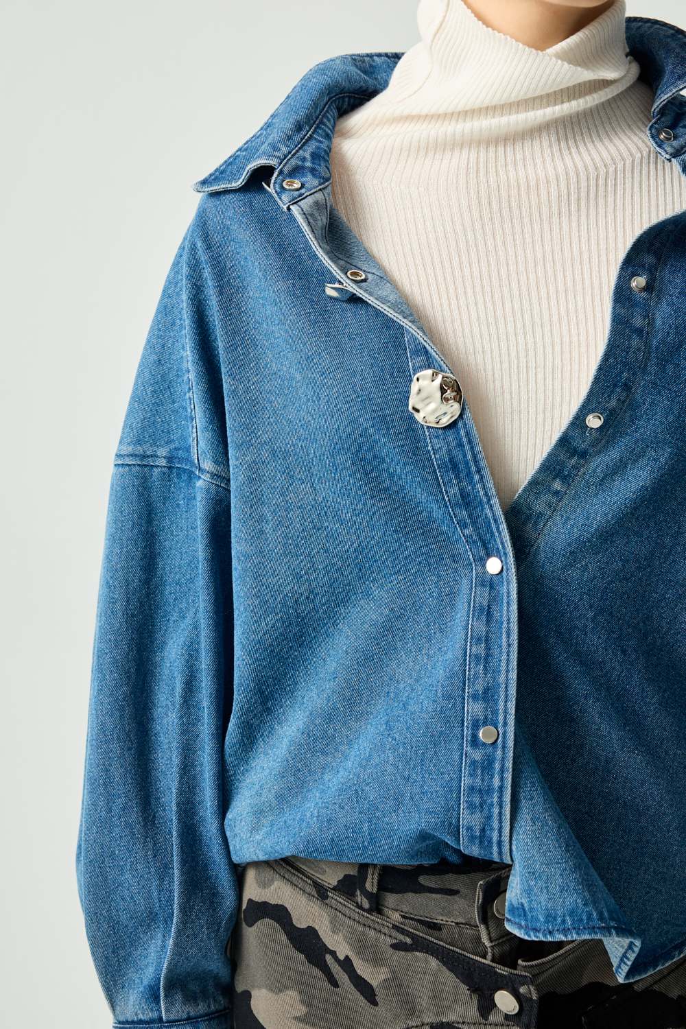 月色湛藍金屬裝飾牛仔襯衫 - 清新蔚藍, 36 0115 • Still in Blue|❤️週週新品 | New|▶一月份◀ 25AW|上著 | Tops|五、七分袖 • 長袖上衣|襯衫