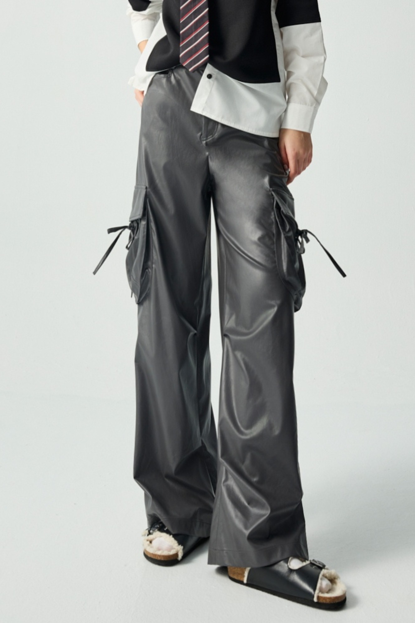 潛潮墨黑仿皮工裝寬庫 - 沉穩霧灰, 36 0115 • Still in Blue|⭐主題穿搭推薦⭐|➤中性帥氣系列|❤️週週新品 | New|▶一月份◀ 25AW|下著 | Bottoms|長褲 • 寬褲