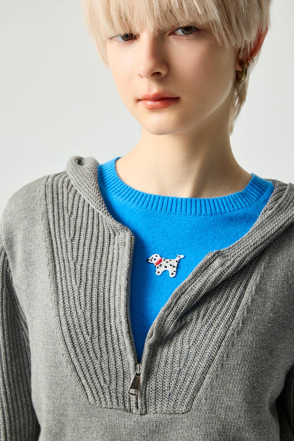 靜海岩灰半開襟連帽針織上衣 - 沉穩霧灰, 36 0115 • Still in Blue|❤️週週新品 | New|▶一月份◀ 25AW|上著 | Tops|五、七分袖 • 長袖上衣|針織 • 毛衣|外衣 | Outwears|針織外套