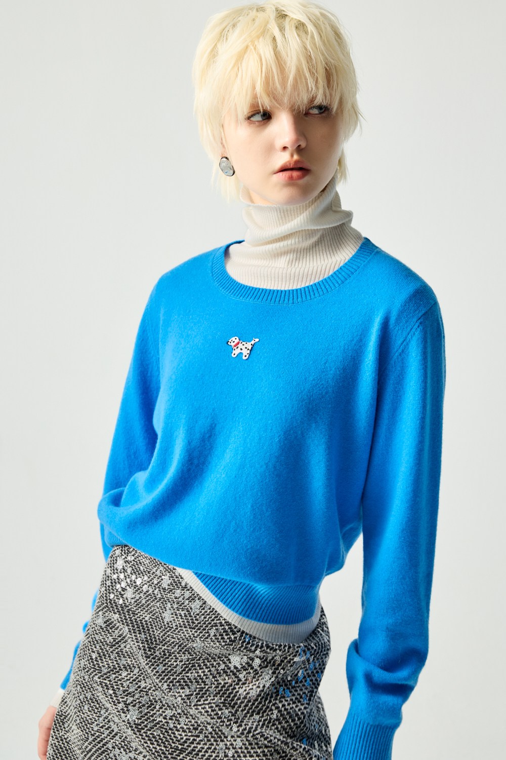 霧光紫影胸前可愛圖案長袖毛衣 - 清新蔚藍, 36 0115 • Still in Blue|❤️週週新品 | New|▶一月份◀ 25AW|0101 • Lavender Ease|上著 | Tops|五、七分袖 • 長袖上衣|針織 • 毛衣