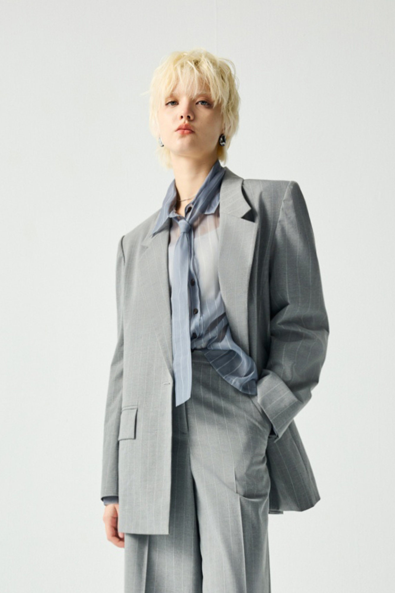 霧石帥氣條紋西裝外套 - 沉穩霧灰, 36 ⭐主題穿搭推薦⭐|➤中性帥氣系列|❤️週週新品 | New|▶一月份◀ 25AW|0121 • Midnight Lilac|外衣 | Outwears|西裝外套