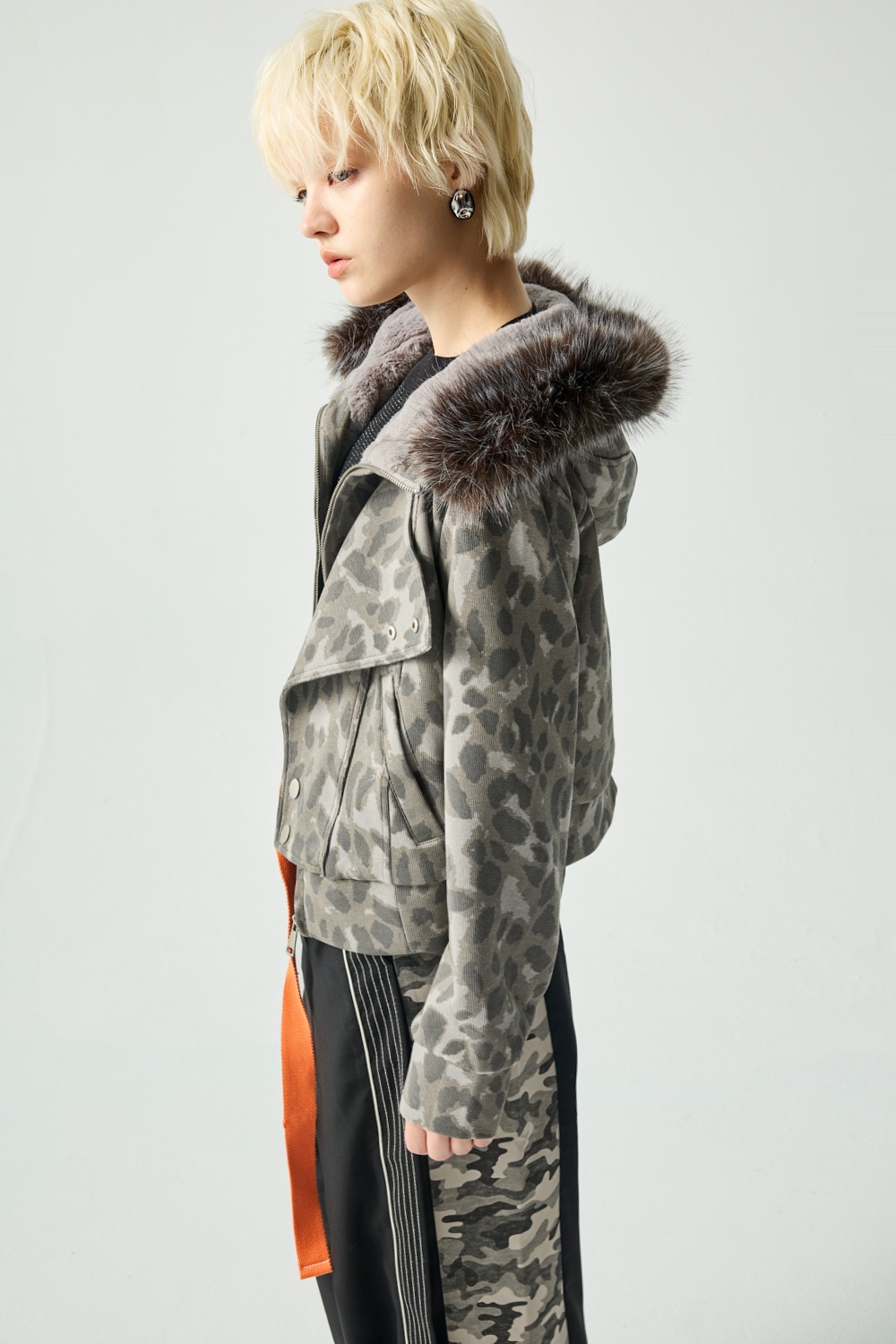 低調豹紋毛毛造型外套 - 沉穩霧灰, 36 ⭐主題穿搭推薦⭐|➤大女主穿搭系列|❤️週週新品 | New|▶一月份◀ 25AW|0121 • Midnight Lilac|外衣 | Outwears|夾克 • 短外套