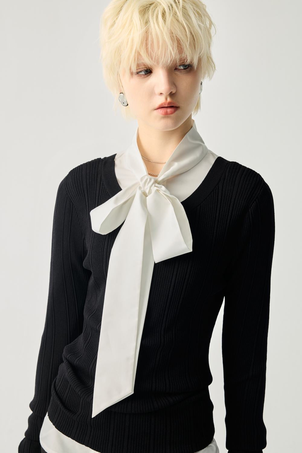 細節控後可調節綁帶坑條上衣 - 神祕純黑, 36 ❤️週週新品 | New|▶二月份◀ 26SS|0226 • City Lights|上著 | Tops|五、七分袖 • 長袖上衣|針織 • 毛衣