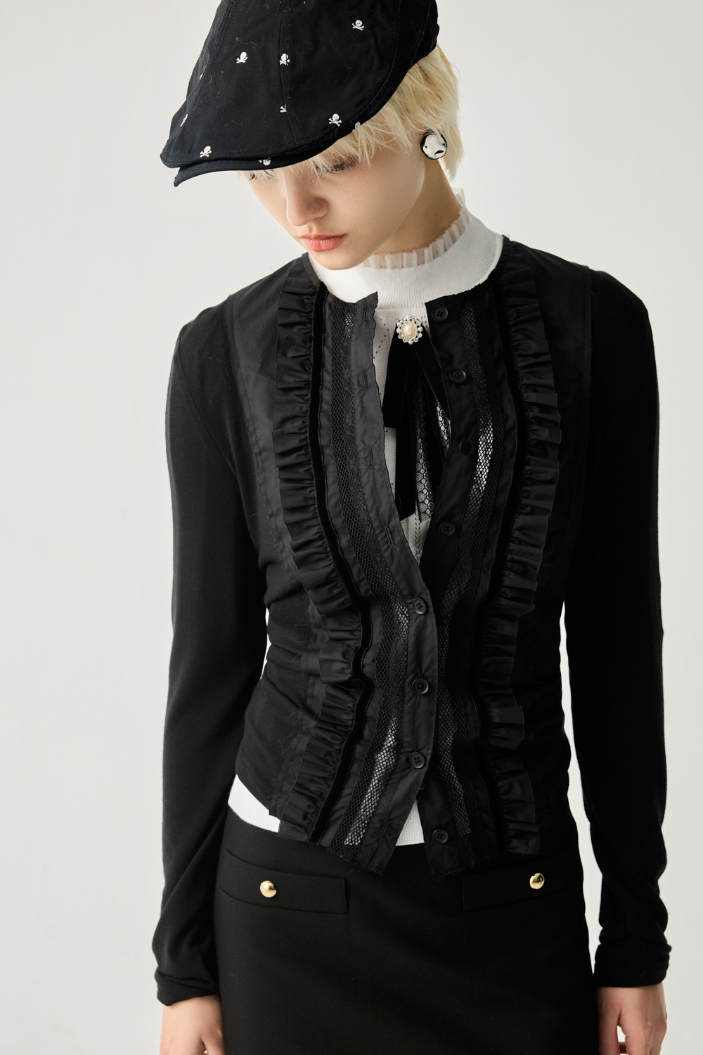 魅黑蕾絲荷葉剪接上衣 - 神祕純黑, 36 ❤️週週新品 | New|▶二月份◀ 26SS|0226 • City Lights|上著 | Tops|五、七分袖 • 長袖上衣|針織 • 毛衣|蕾絲