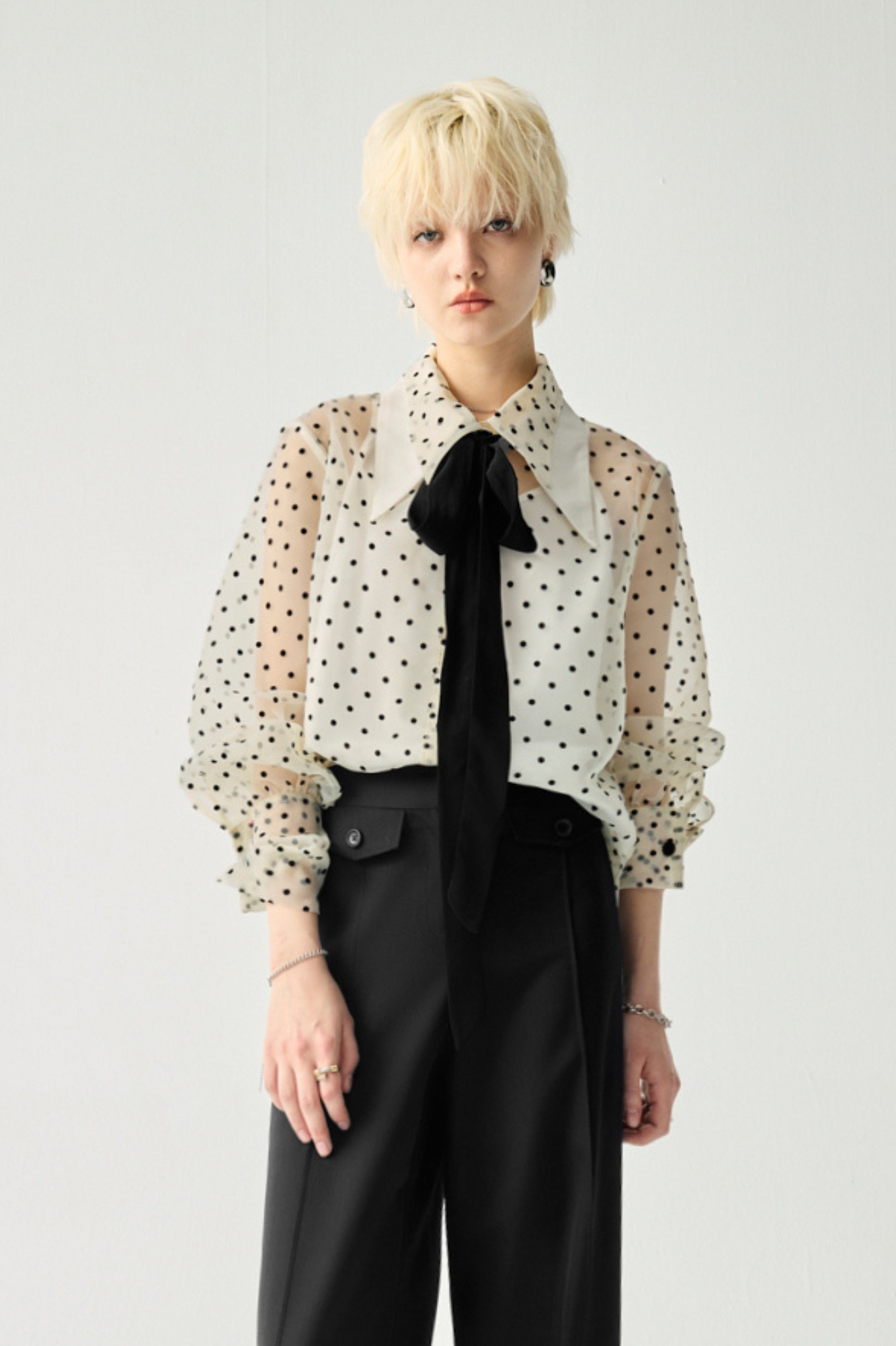 點綴微透點點長袖襯衫(附活動內裡) - 奶油杏色, 36 0211 • Noir & Rouge|⭐主題穿搭推薦⭐|➤中性帥氣系列|➤大女主穿搭系列|❤️週週新品 | New|▶二月份◀ 26SS|上著 | Tops|五、七分袖 • 長袖上衣|針織 • 毛衣