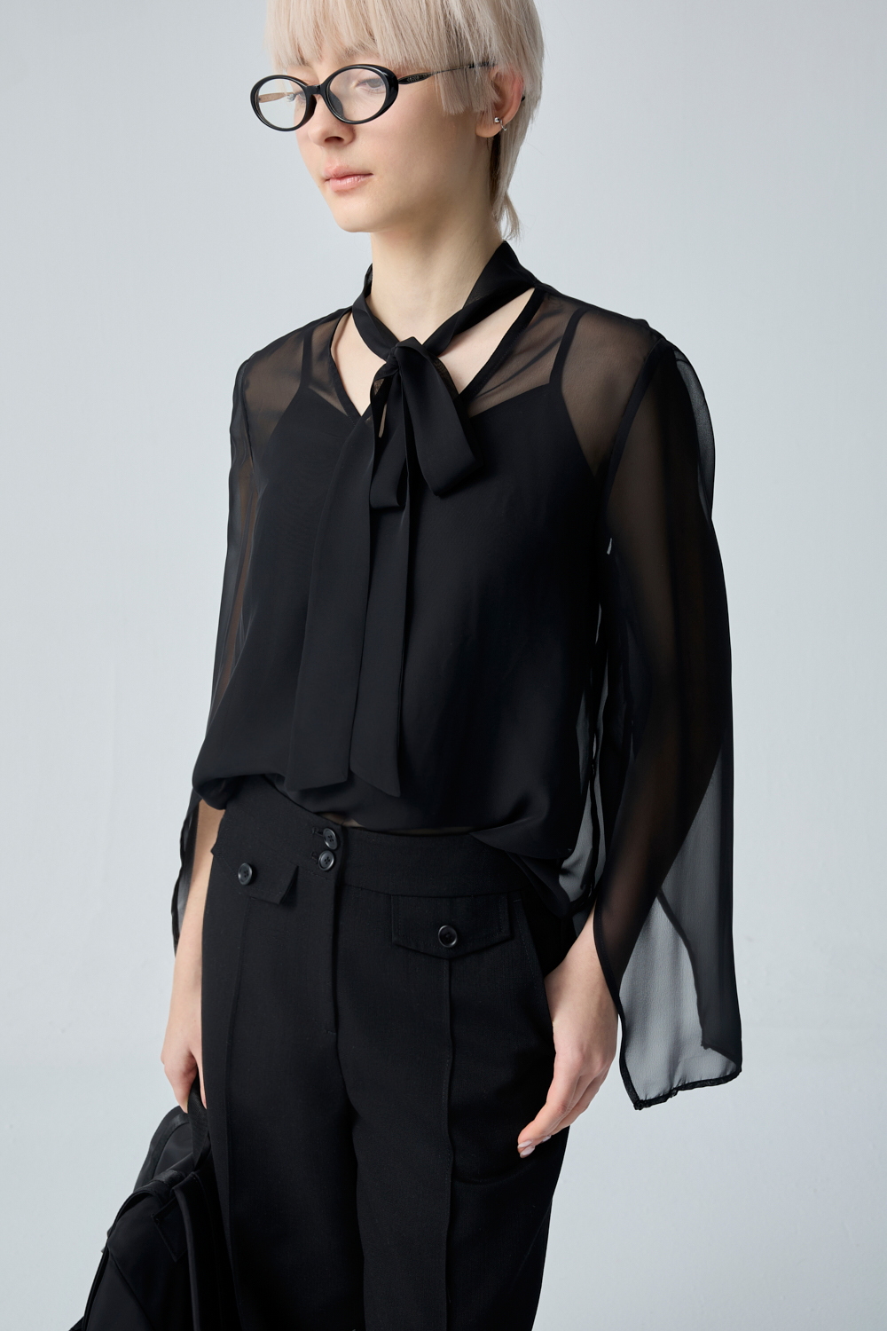 黑俐落綁帶透膚長袖上衣(附活動內裡) - 神祕純黑, 36 0211 • Noir & Rouge|⭐主題穿搭推薦⭐|➤大女主穿搭系列|❤️週週新品 | New|▶二月份◀ 26SS|上著 | Tops|五、七分袖 • 長袖上衣