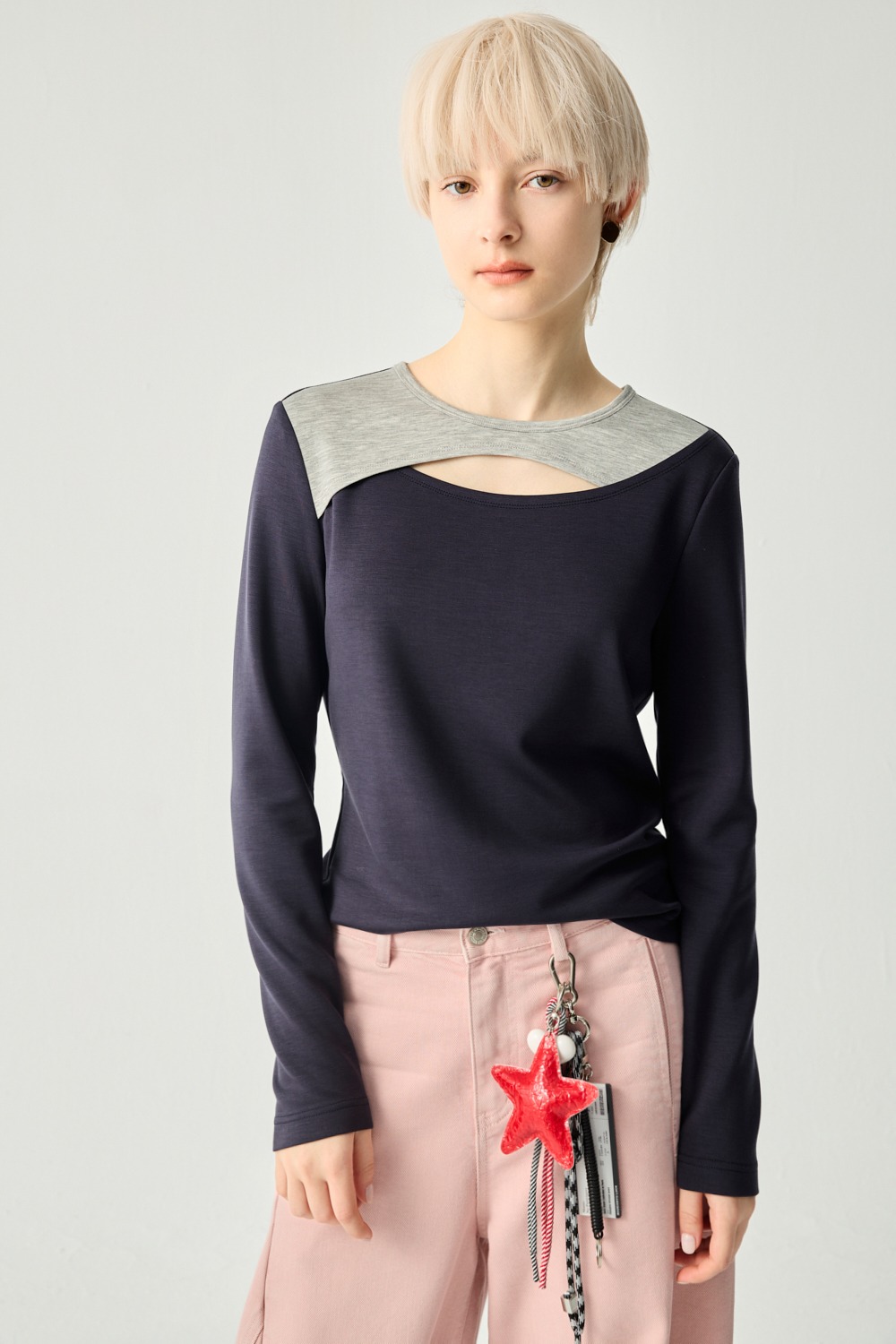 深邃片刻剪接簍空配色上衣 - 深邃藏藍, 36 ❤️週週新品 | New|▶二月份◀ 26SS|0204 • Spring Overture|上著 | Tops|五、七分袖 • 長袖上衣