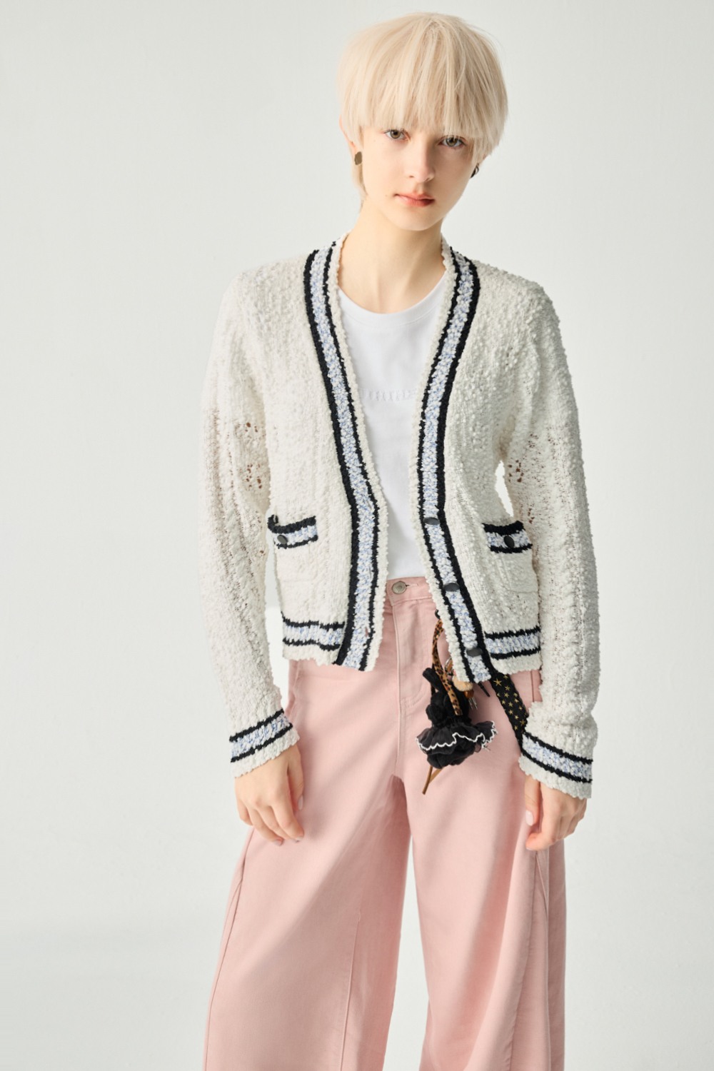 光感柔軟V領配色針織外套 - 無瑕純白, 36 ❤️週週新品 | New|▶二月份◀ 26SS|0204 • Spring Overture|上著 | Tops|針織 • 毛衣|外衣 | Outwears|針織外套