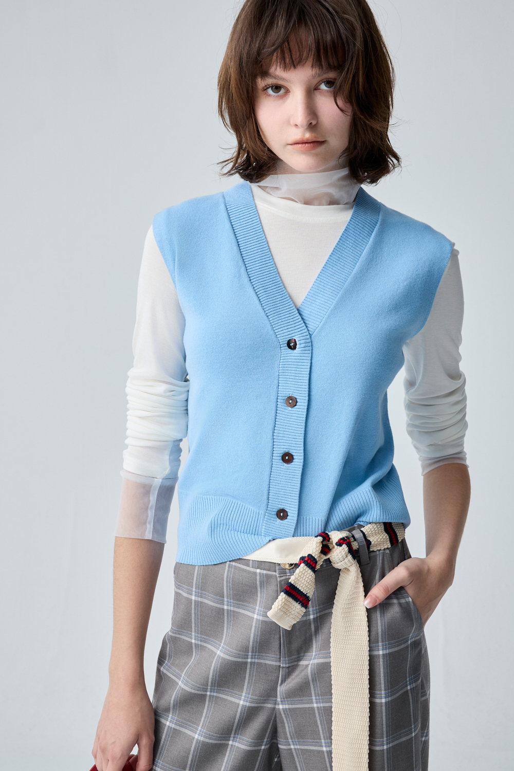 雲朵藍調素面V領開襟上衣 - 清新蔚藍, 36 ❤️週週新品 | New|▶二月份◀ 26SS|0209 • Daily Rhythm|上著 | Tops|無袖 • 短袖上衣|針織 • 毛衣|外衣 | Outwears|針織外套