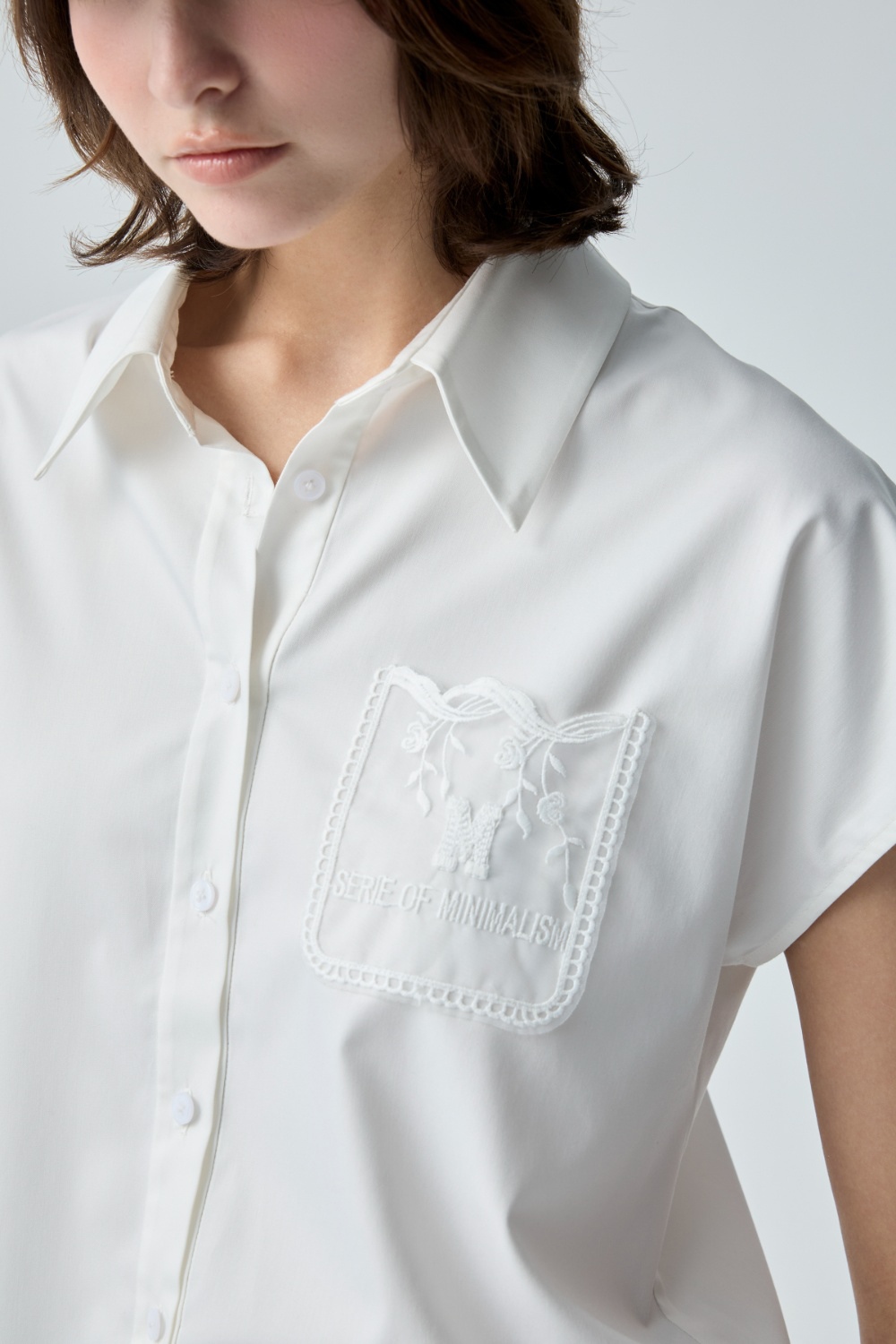 光影交織繡花口袋襯衫 - 無瑕純白, 36 0319 • Light & Lovely|❤️週週新品 | New|▶三月份◀ 26SS|上著 | Tops|無袖 • 短袖上衣|襯衫|蕾絲