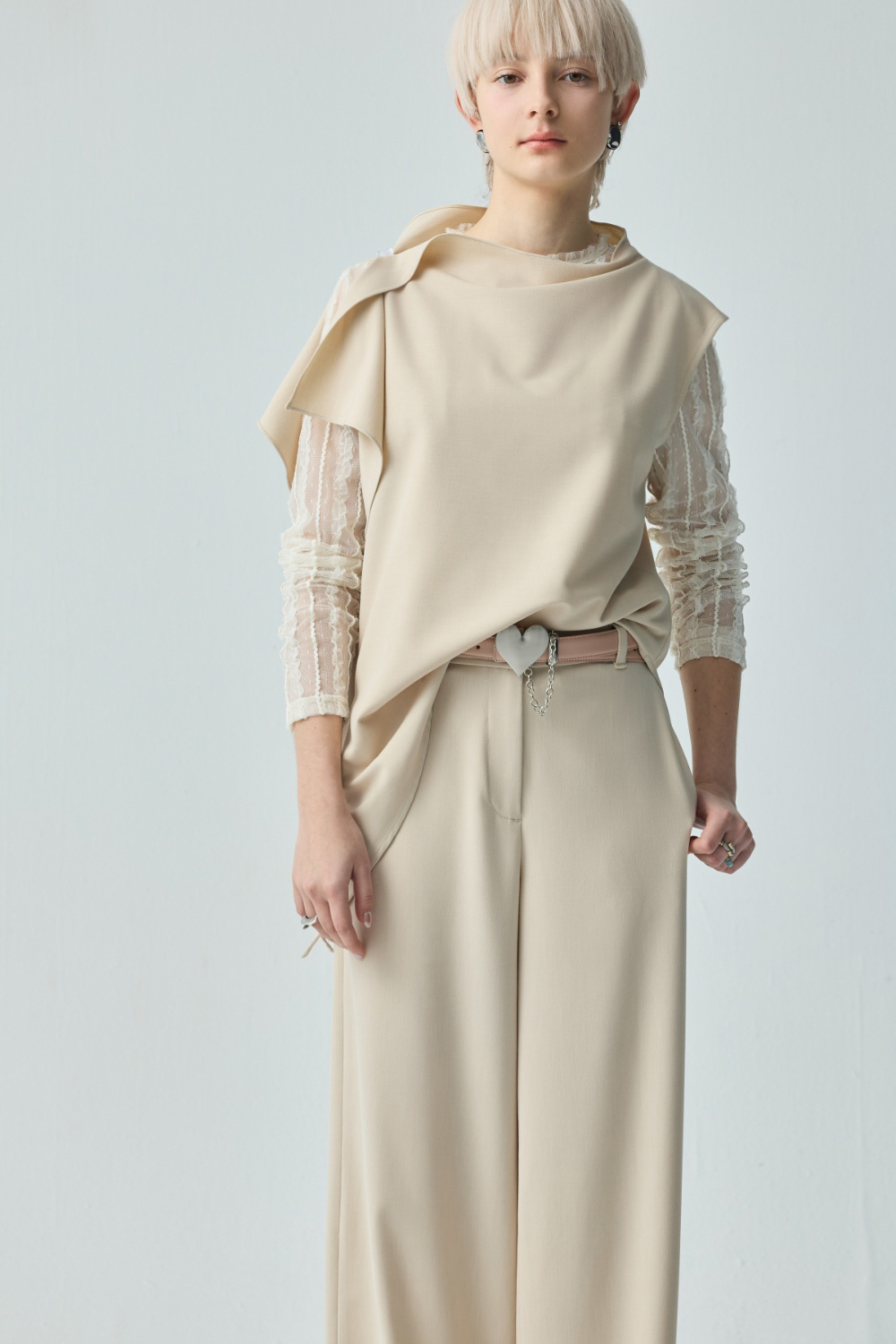 森間迴響設計感不對稱袖型上衣 - 奶油杏色, 36 0319 • Light & Lovely|❤️週週新品 | New|▶三月份◀ 26SS|上著 | Tops|無袖 • 短袖上衣