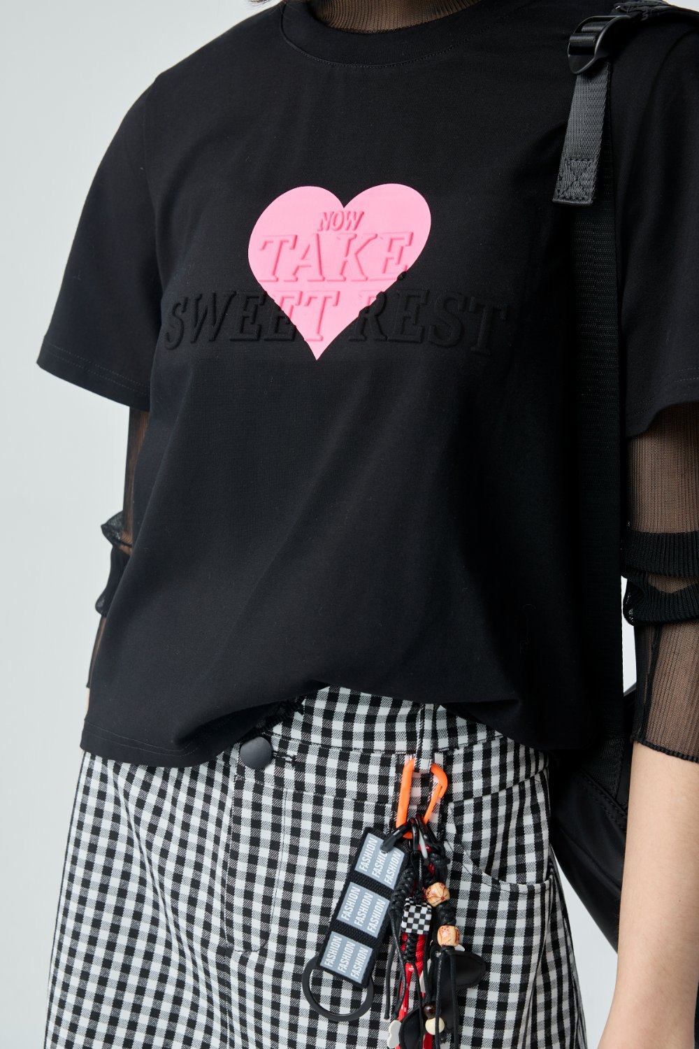 粉墨微光特殊印花圓領上衣 - 神祕純黑, 36 ❤️週週新品 | New|▶三月份◀ 26SS|0312 • Peach Accent|上著 | Tops|無袖 • 短袖上衣|T-shirt