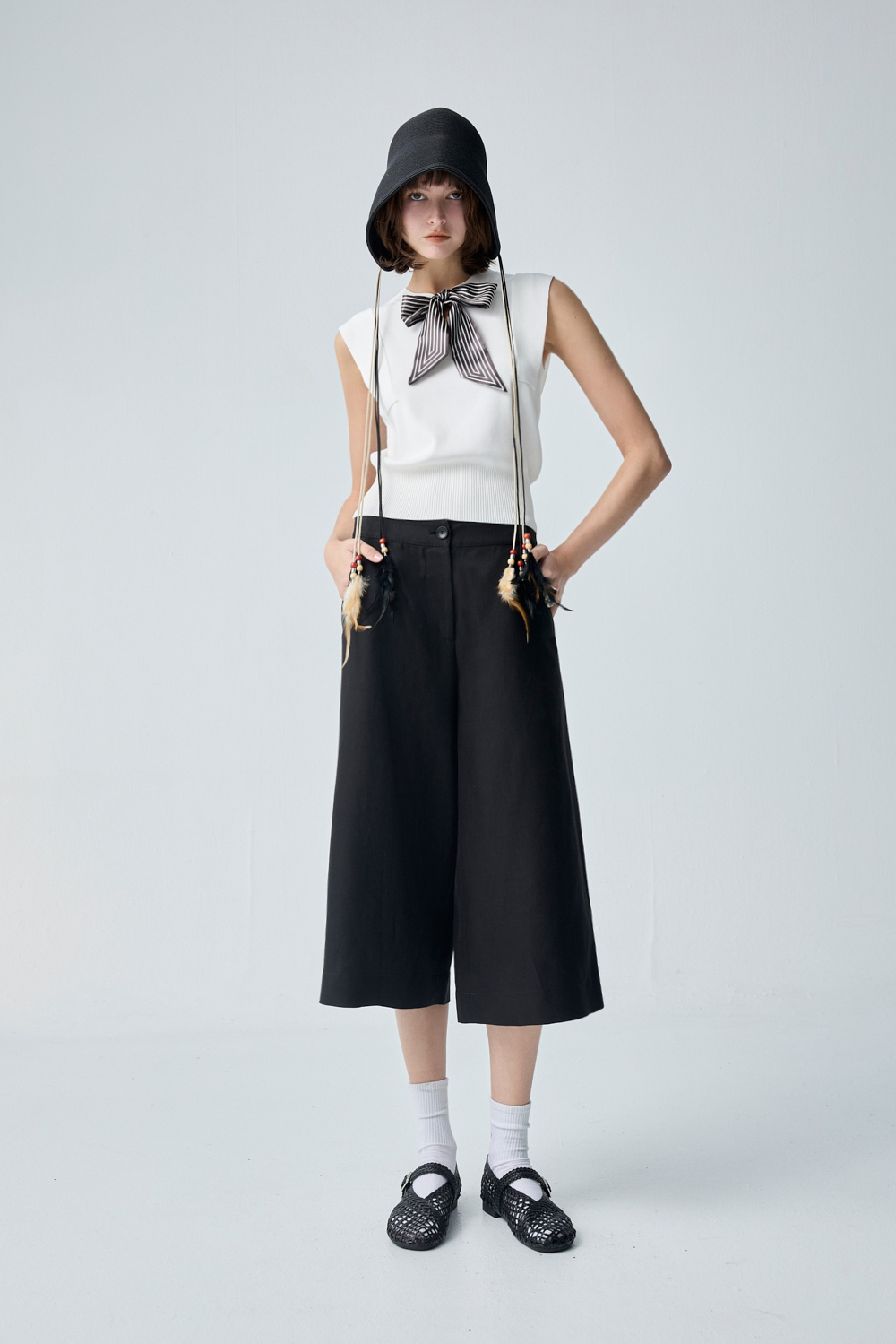 都會柔白蝴蝶結綁帶針織上衣 - 奶油杏色, 36 ❤️週週新品 | New|▶三月份◀ 26SS|0312 • Peach Accent|上著 | Tops|無袖 • 短袖上衣|針織 • 毛衣|背心 • 細肩帶