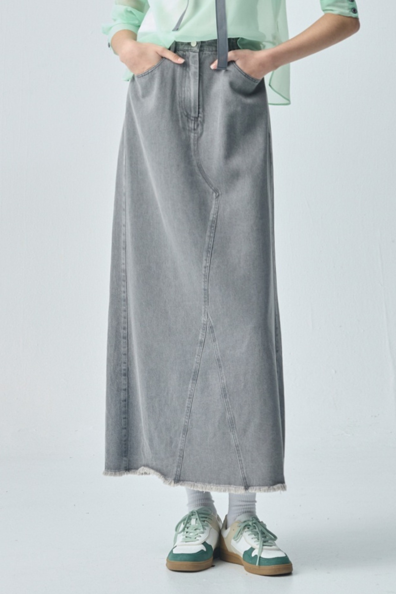 光影搖曳水洗灰牛仔長裙 - 沉穩霧灰, 36 ❤️週週新品 | New|▶三月份◀ 26SS|0326 • Sweet Moments|下著 | Bottoms|長裙 • 短裙|牛仔丹寧