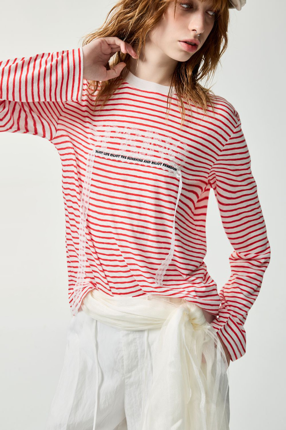 焦糖浪花條紋英文印繡花上衣 - 勃根地紅, 36 0416 • Urban Player|❤️週週新品 | New|▶四月份◀ 26SS|上著 | Tops|五、七分袖 • 長袖上衣|T-shirt