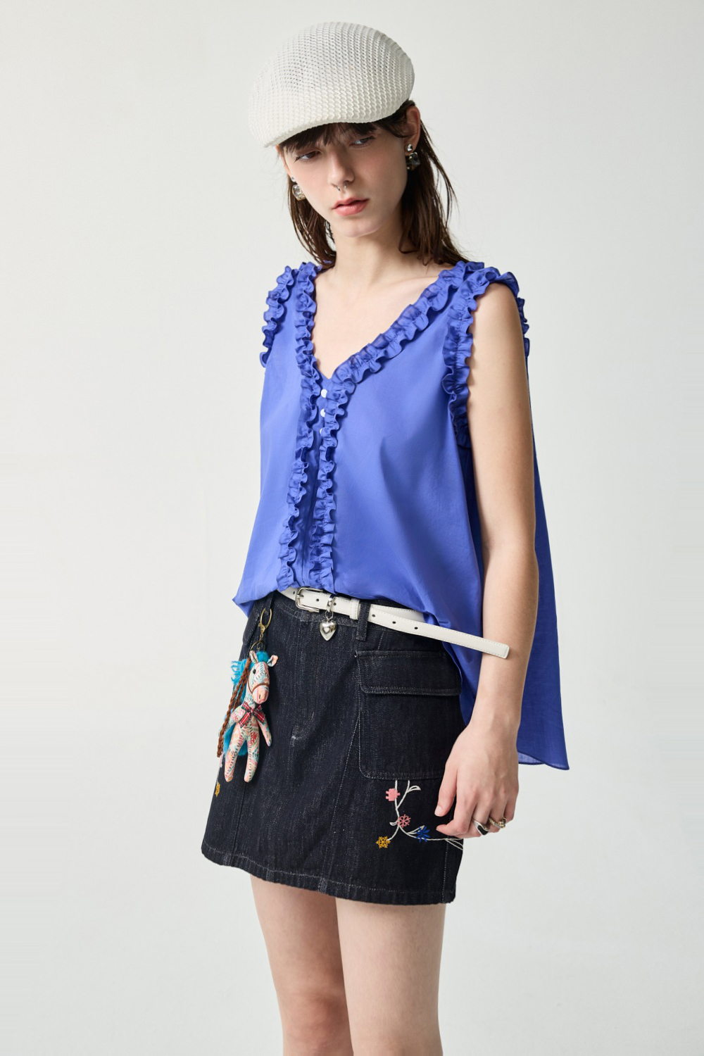 沉浸在蔚藍海岸荷葉邊V領無袖上衣 - 深邃藏藍, 36 0430 • Warm Light|❤️週週新品 | New|▶四月份◀ 26SS|上著 | Tops|無袖 • 短袖上衣