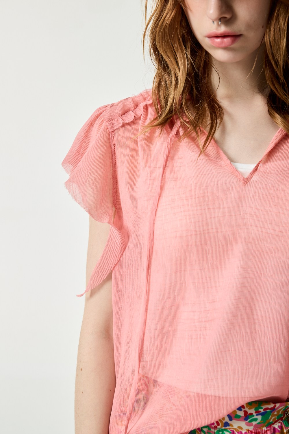 追逐浪花的影子荷葉邊微透上衣 - 微施粉澤, 36 0430 • Warm Light|❤️週週新品 | New|▶四月份◀ 26SS|上著 | Tops|無袖 • 短袖上衣