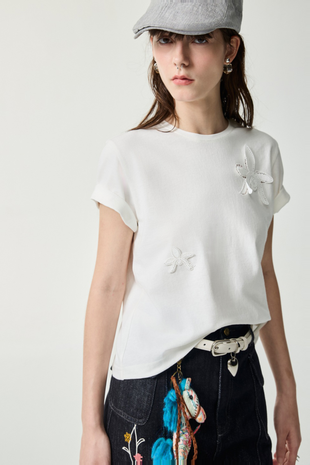 純淨的序幕立體花圓領上衣 - 無瑕純白, 36 0430 • Warm Light|❤️週週新品 | New|▶四月份◀ 26SS|上著 | Tops|無袖 • 短袖上衣|T-shirt|蕾絲