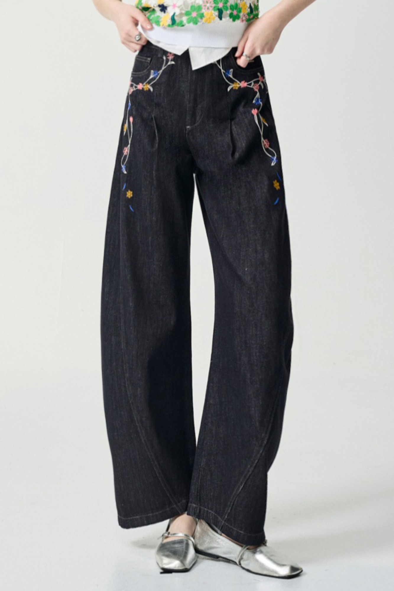 湖畔午後花卉繡花繭型牛仔褲 - 深邃藏藍, 36 0430 • Warm Light|❤️週週新品 | New|▶四月份◀ 26SS|下著 | Bottoms|長褲 • 寬褲|牛仔丹寧