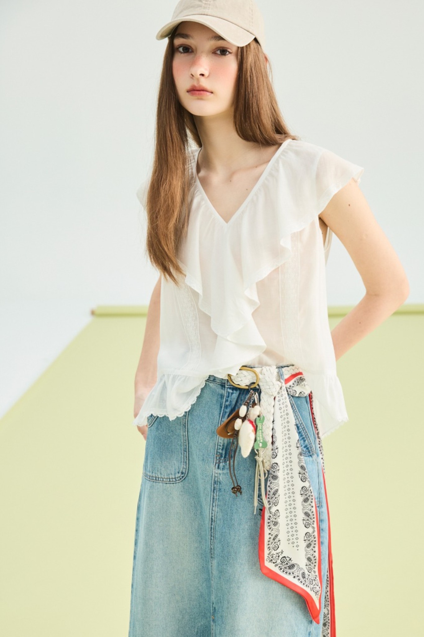 日常百搭蕾絲邊荷葉V領上衣 - 無瑕純白, 36 0730 • Summer Breeze|❤️週週新品 | New|▶七月份◀ 26SS|上著 | Tops|無袖 • 短袖上衣|蕾絲