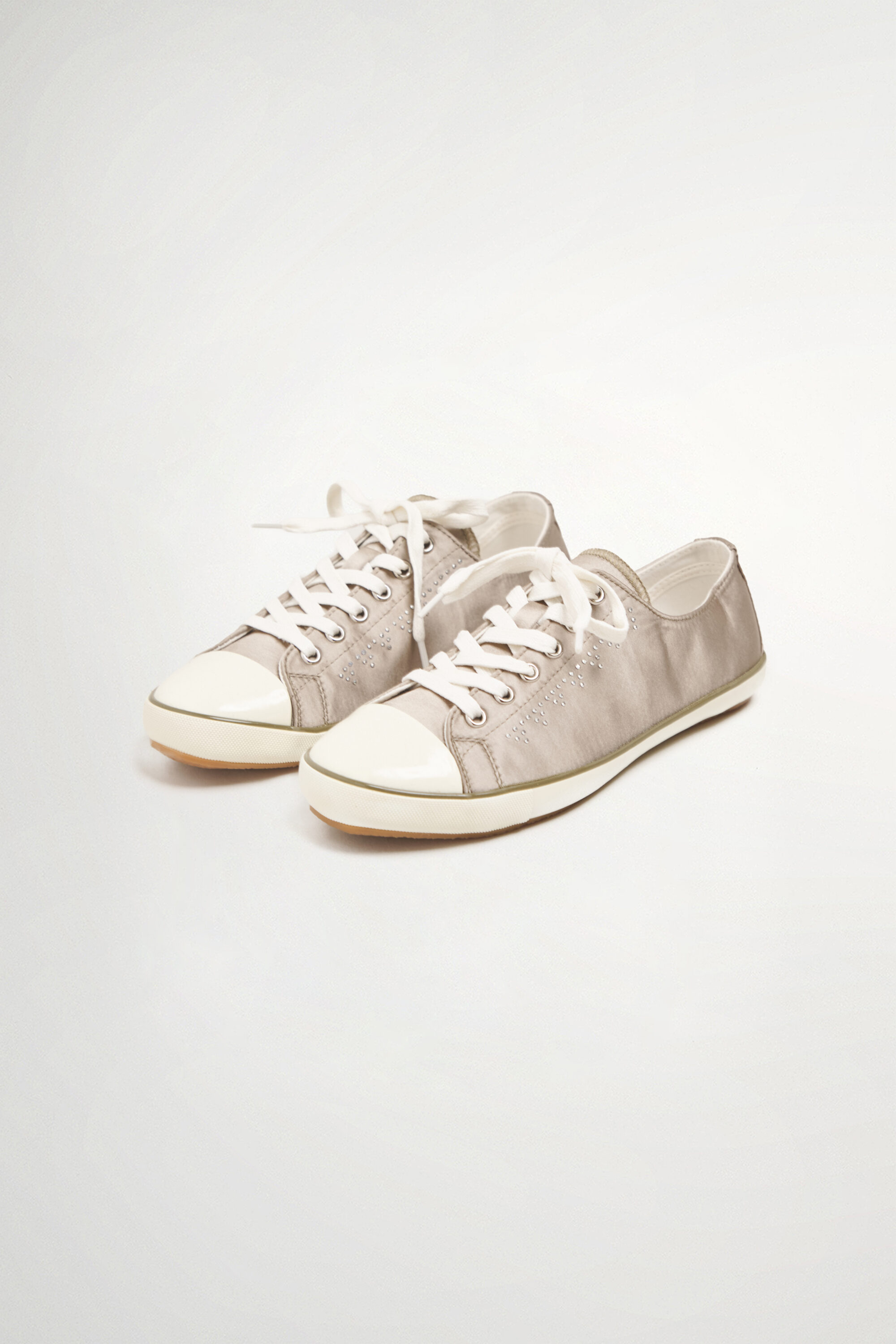 緞面小鉚釘休閒鞋 ❤️週週新品 | New|▶十月份◀ 26AW|1008 • Wild Romance|精品 | Accessories|鞋類
