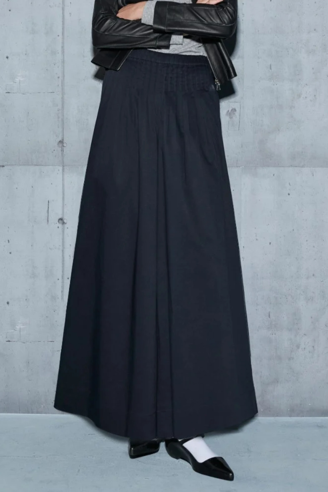 簡約素面壓摺大寬褲 - 深邃藏藍, 36 ❤️週週新品 | New|▶十月份◀ 26AW|1022 • Beyond Basic|下著 | Bottoms|長褲 • 寬褲