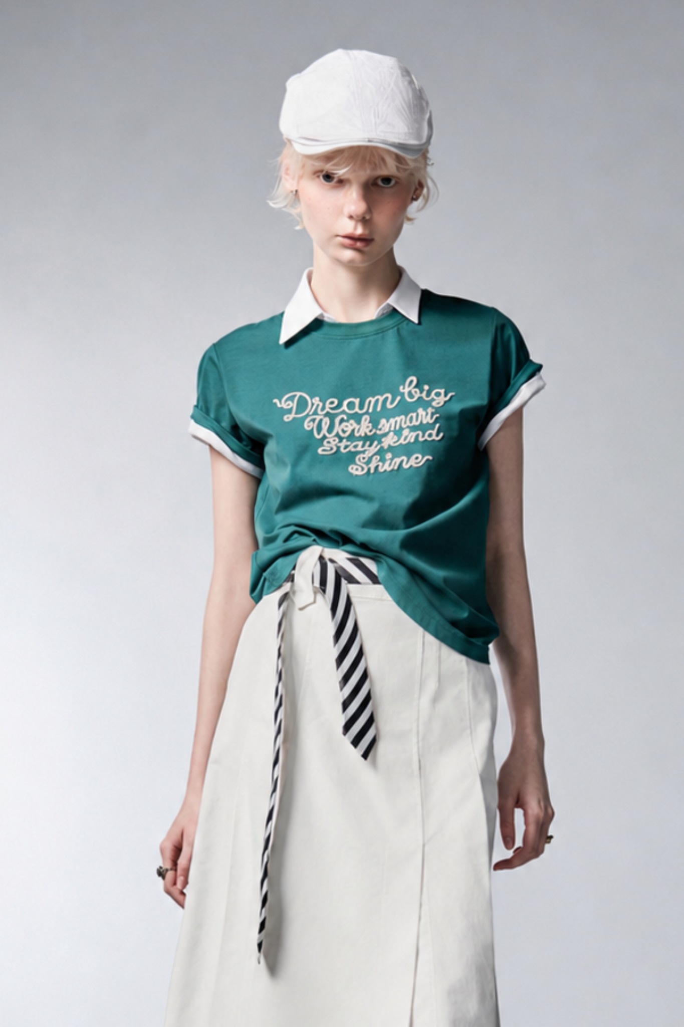 Modern Classic英文繡花圓領上衣 - 夢幻灰綠, 36 ▶八月份◀ 26AW|0806 • Lace Moment|❤️週週新品 | New|上著 | Tops|無袖 • 短袖上衣|T-shirt