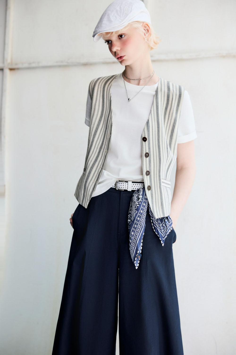 城市晨光條紋排扣V領背心 - 奶油杏色, 36 ❤️週週新品 | New|▶九月份◀ 26AW|0910 • Soft Days|上著 | Tops|無袖 • 短袖上衣|背心 • 細肩帶|外衣 | Outwears|背心