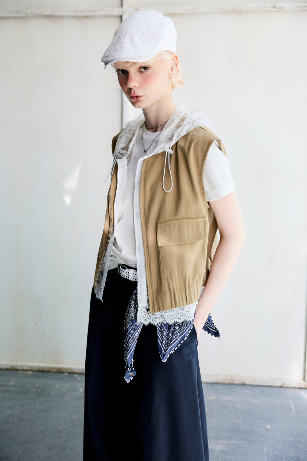 日常光影蕾絲拼接連帽背心外套 - 可可卡其, 36 ❤️週週新品 | New|▶九月份◀ 26AW|0910 • Soft Days|上著 | Tops|背心 • 細肩帶|外衣 | Outwears|夾克 • 短外套|背心