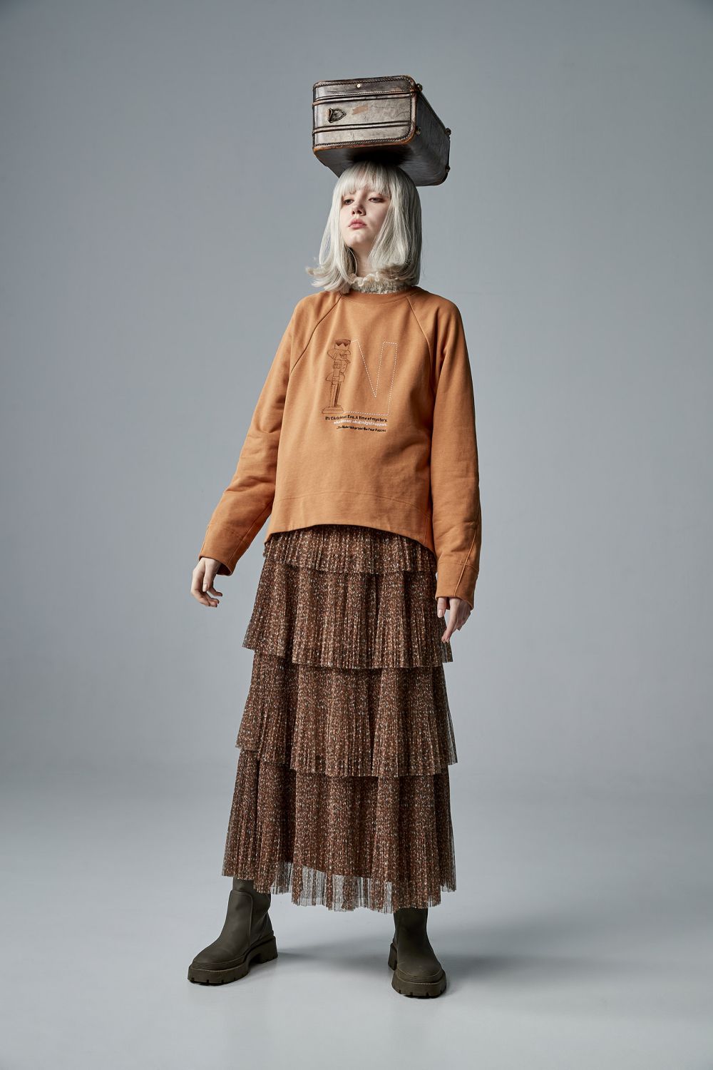 秋暮橘暈人物刺繡寬版衛衣 - 古樸咖啡, M 新品 | New|上著 | Tops|五、七分袖 • 長袖上衣